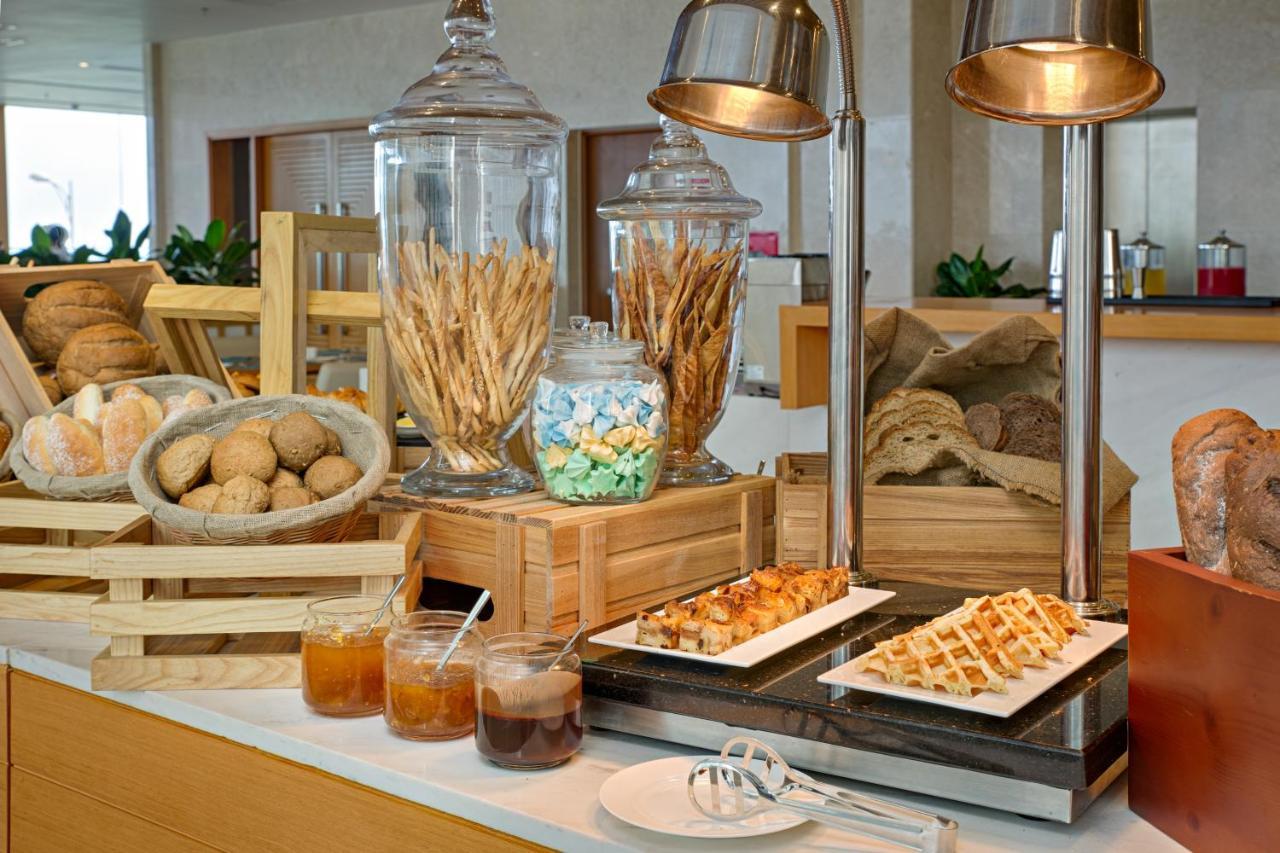 Tms Hotel Da Nang Beach Exterior photo A buffet at a hotel