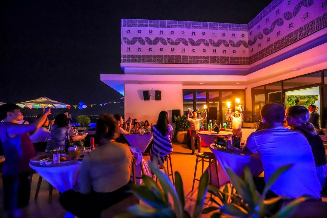 Tms Hotel Da Nang Beach Exterior photo The bar at the top of the hotel